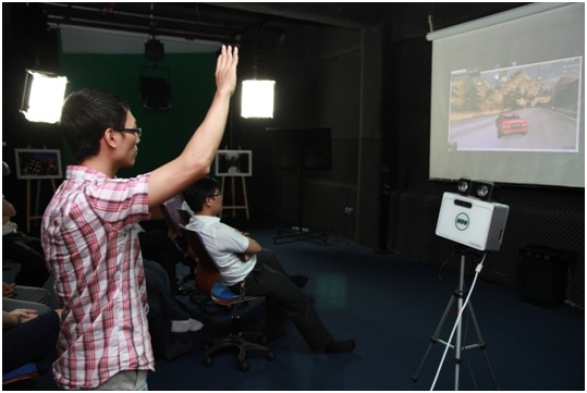 Thử nghiệm thiết bị Thực tại ảo (Virtual Reality) tại Multimedia Studio của Khoa Multimedia, Viện CNTT&TT CDIT